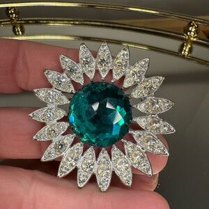 Vintage Green rhinestone surrounded by starburst pattern Brooch